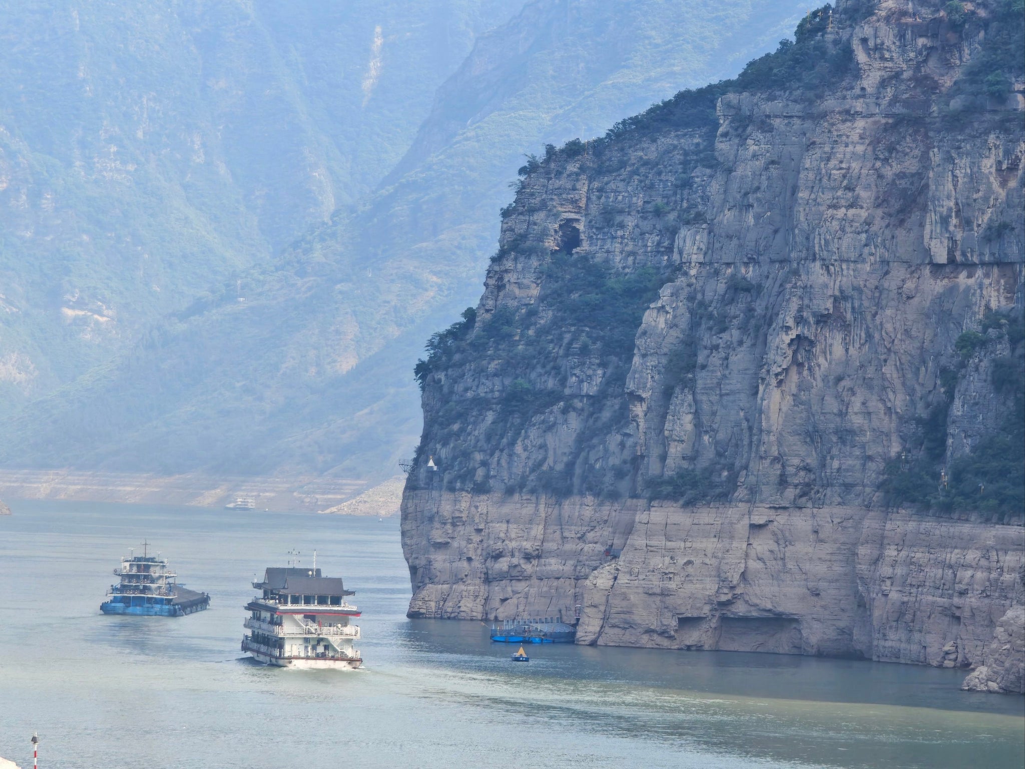 Chongqing & Yangtze Three Gorges 5-Day Tour: Urban Wonders & River Scenery